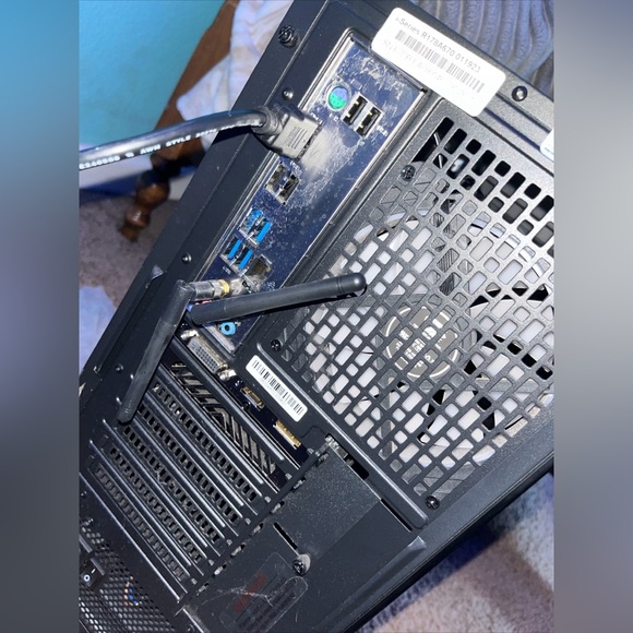 I’m selling an IBUYPOWER pc! Lights up rainbow, sort of dusty but will b cleaned - Picture 4 of 4